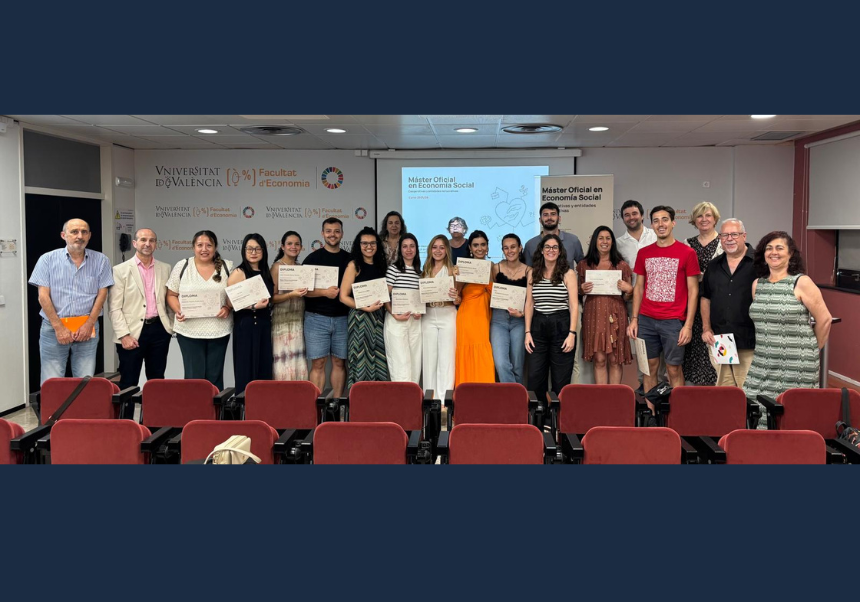 grup de professors, alumnes i col·laboradors